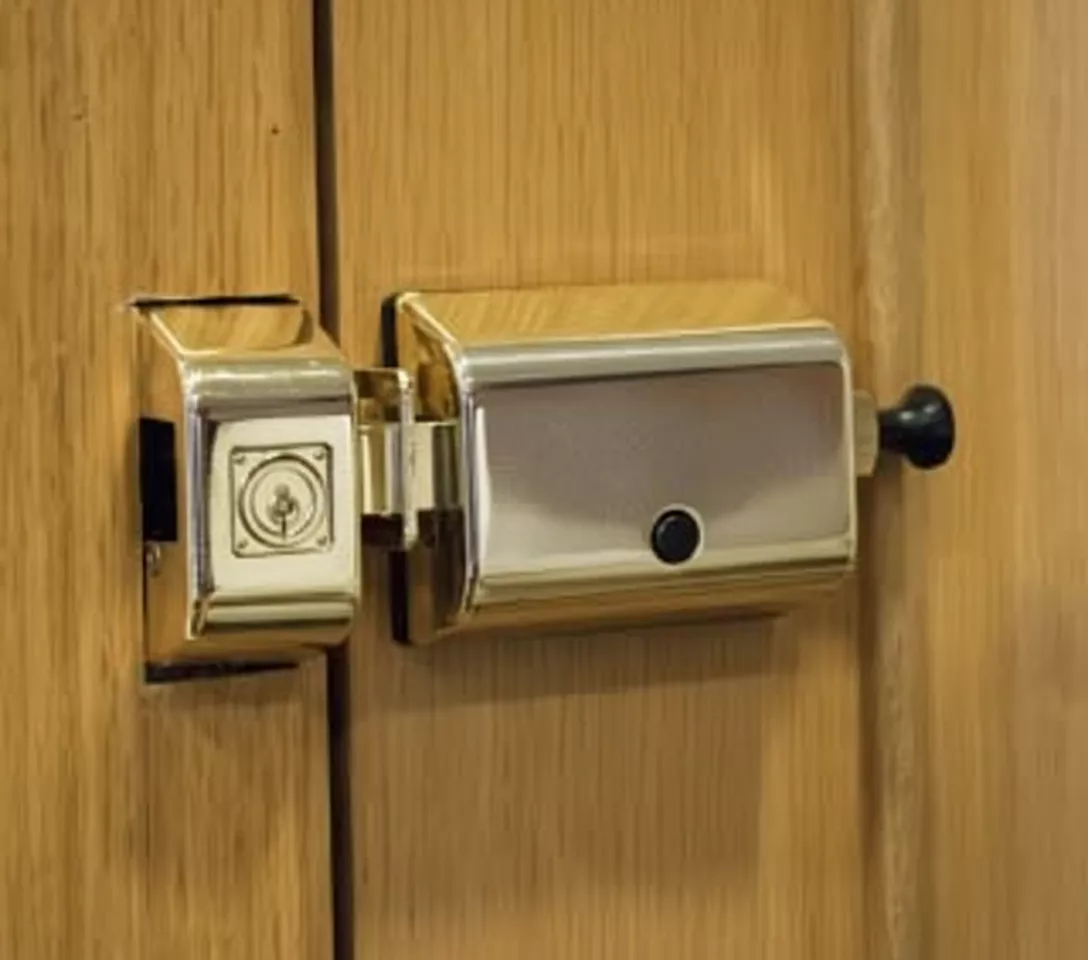 Cerrojo de seguridad instalado en puerta principal